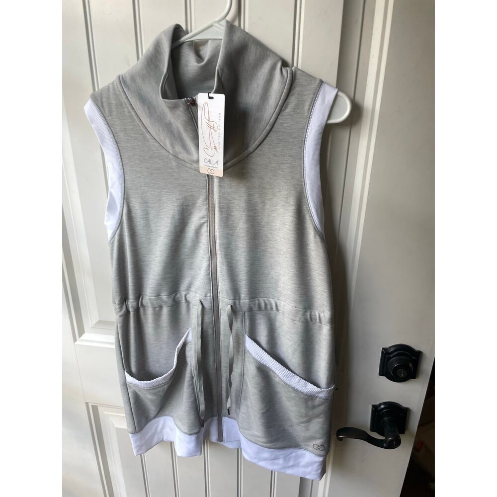 Calia by Carrie Underwood Bahia Effortless Tunic Vest in a light gray and white